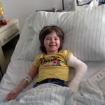 Carmen, kurz nach dem Aufwachen im Spital mit Gips im Mai 2010