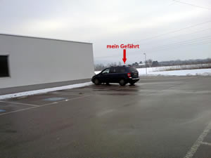 Mein Auto auf dem Parkplatz eines Einkaufszentrums, weit abseits aller anderen parkenden Autos